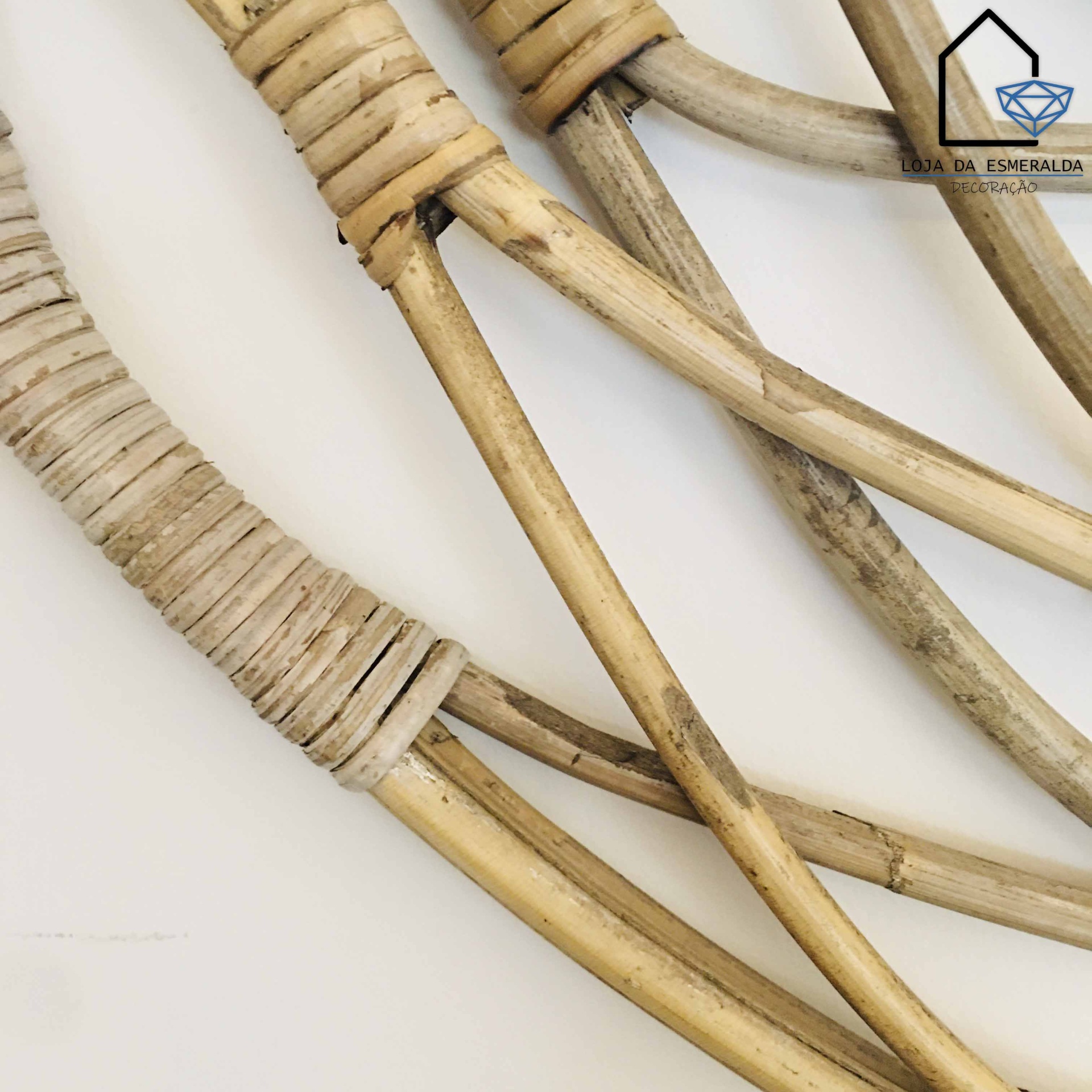 Peças circulares em vime natural com enrolamentos e logo Loja da Esmeralda Decorações