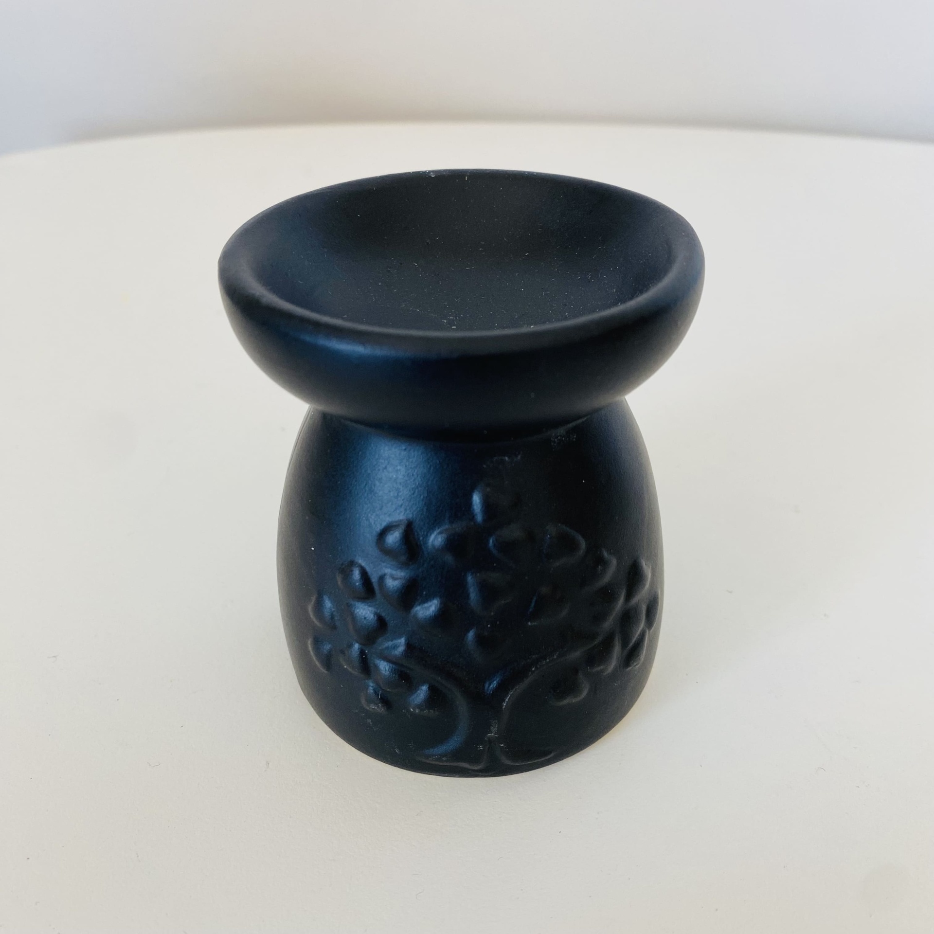 Difusor de aroma preto em cerâmica com padrão de árvore em relevo