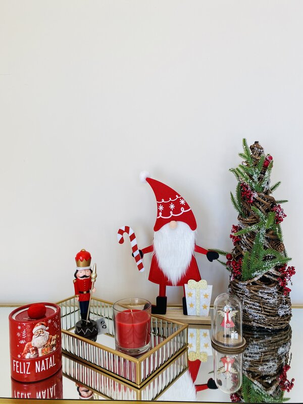 Decoração natalícia com Papai Noel, soldadinho de chumbo, árvore, velas e bandeja espelhada