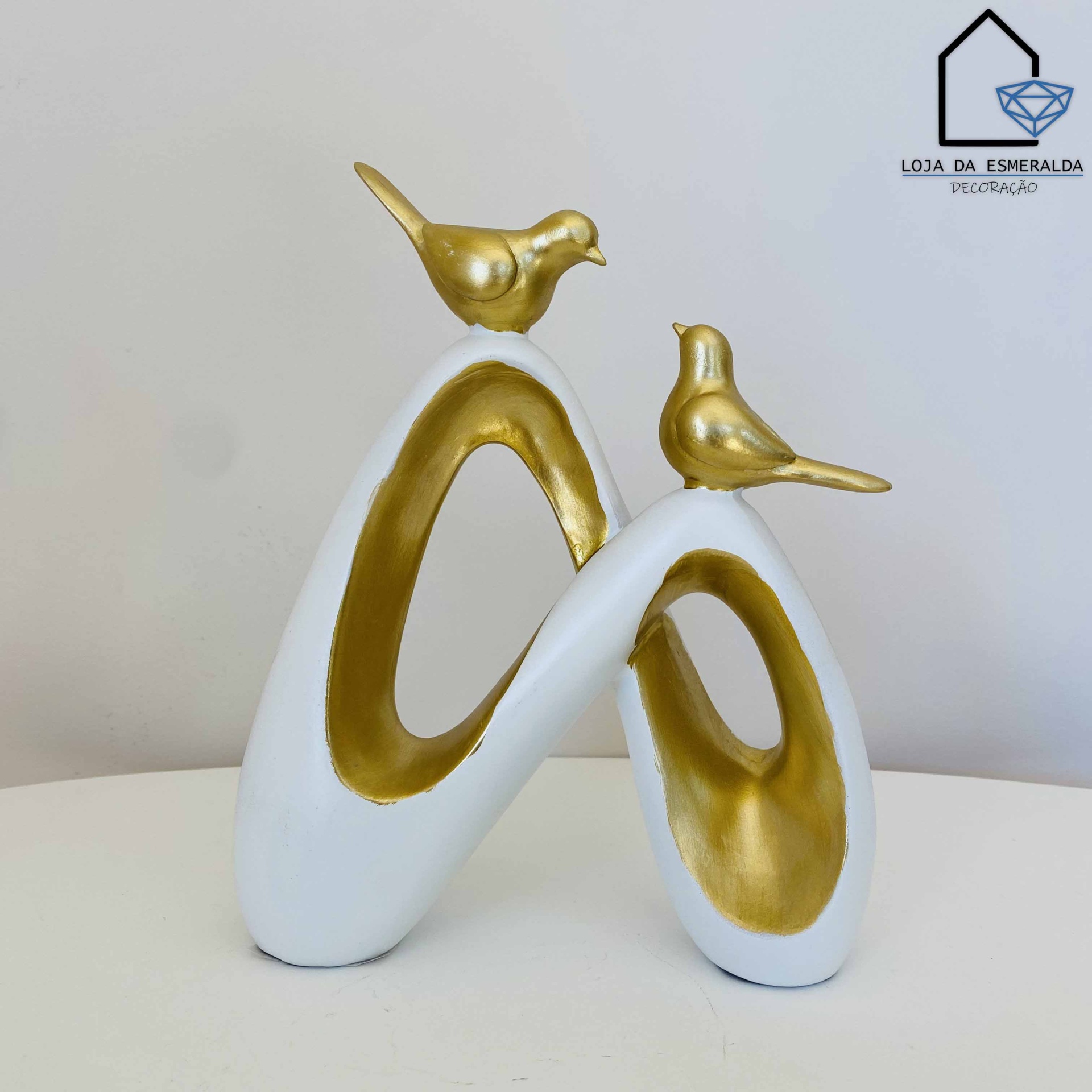 Escultura decorativa branca e dourada com dois pássaros