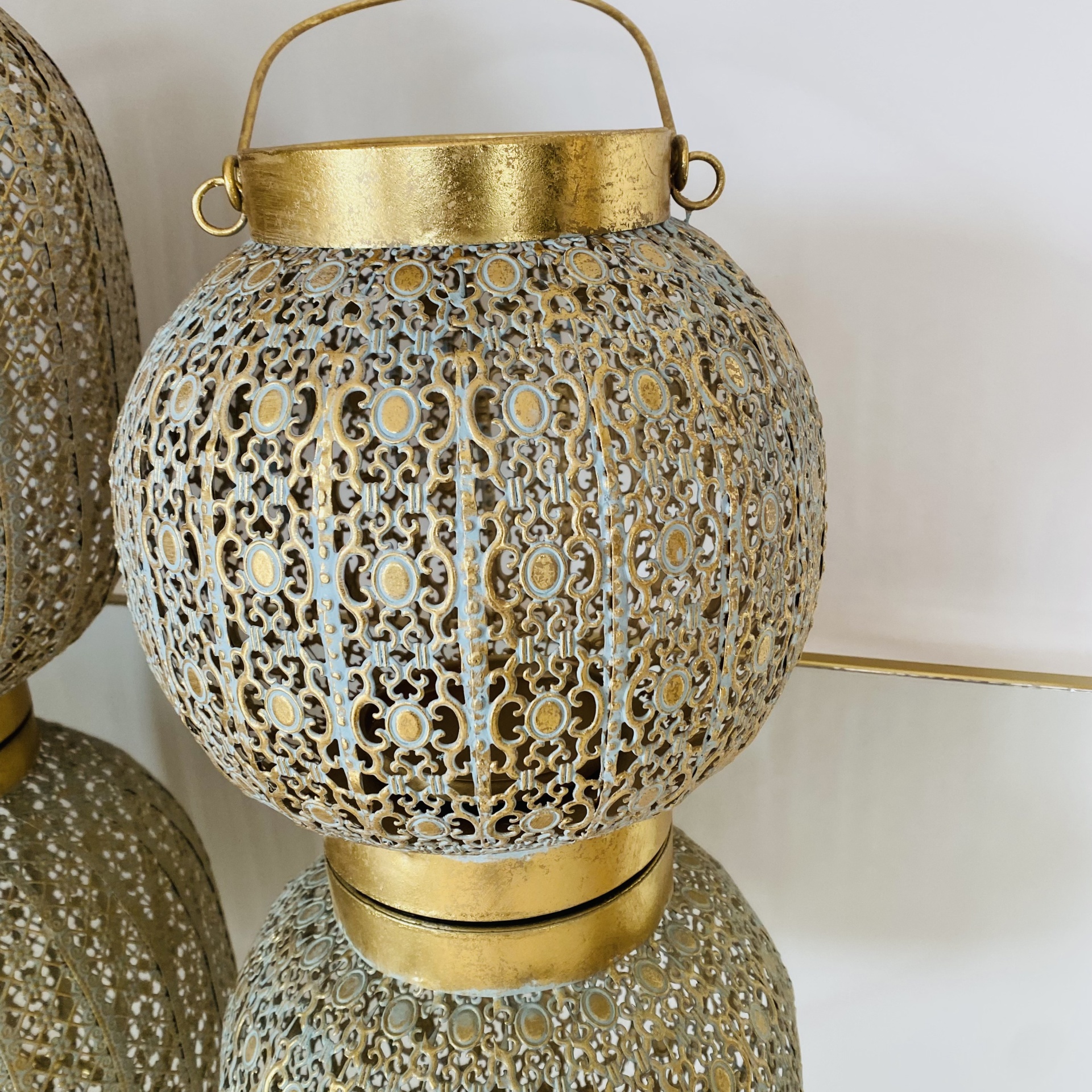 Lanterna decorativa redonda dourada com padrão perfurado