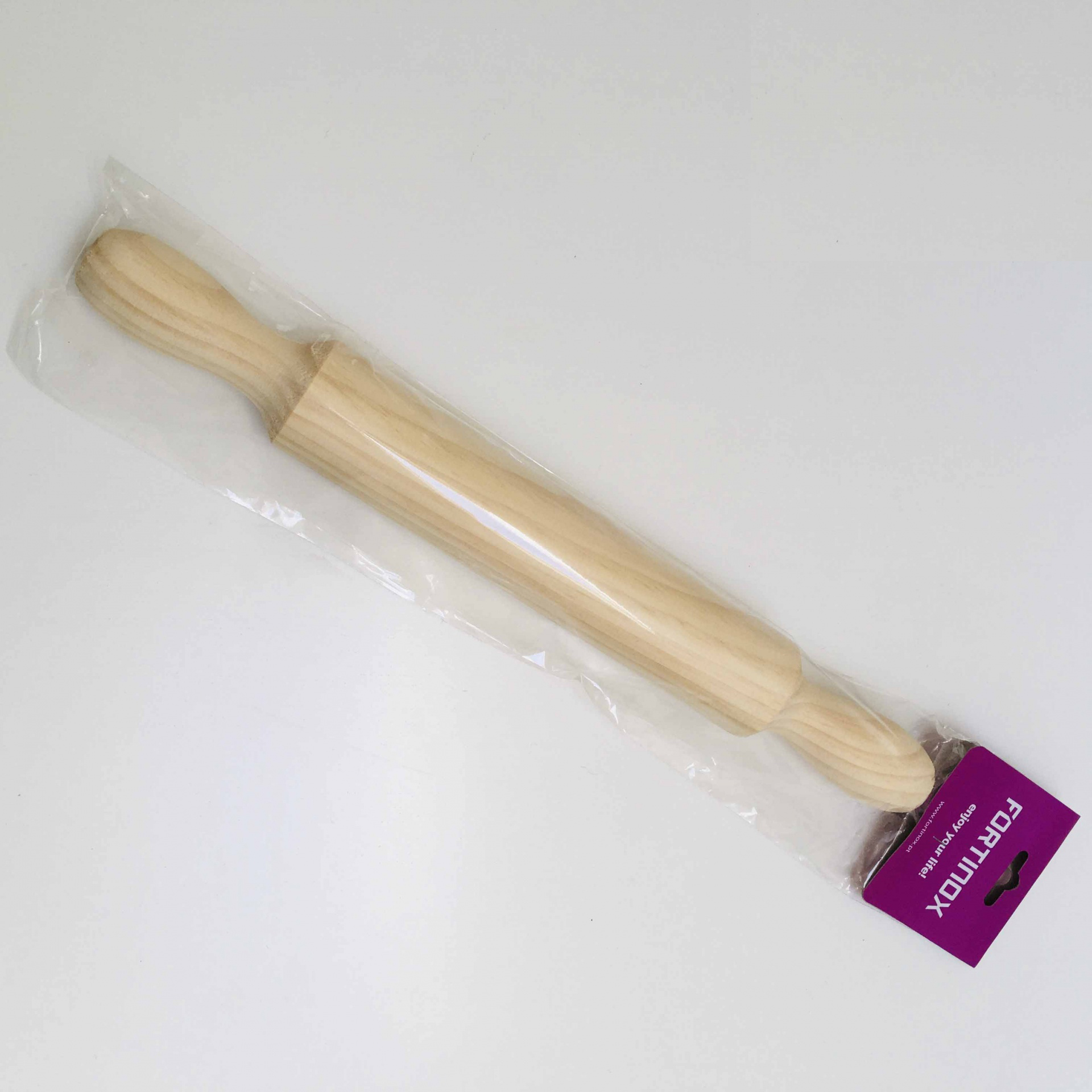 Rolo de massa em madeira clara com pegas arredondadas e etiqueta roxa