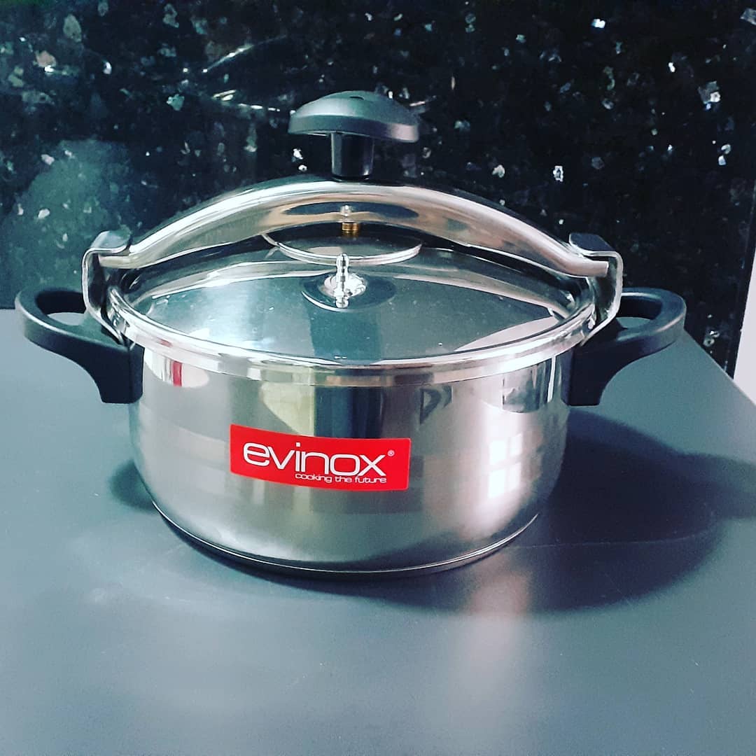 Caçarola em aço inoxidável com tampa de vidro e punhos pretos