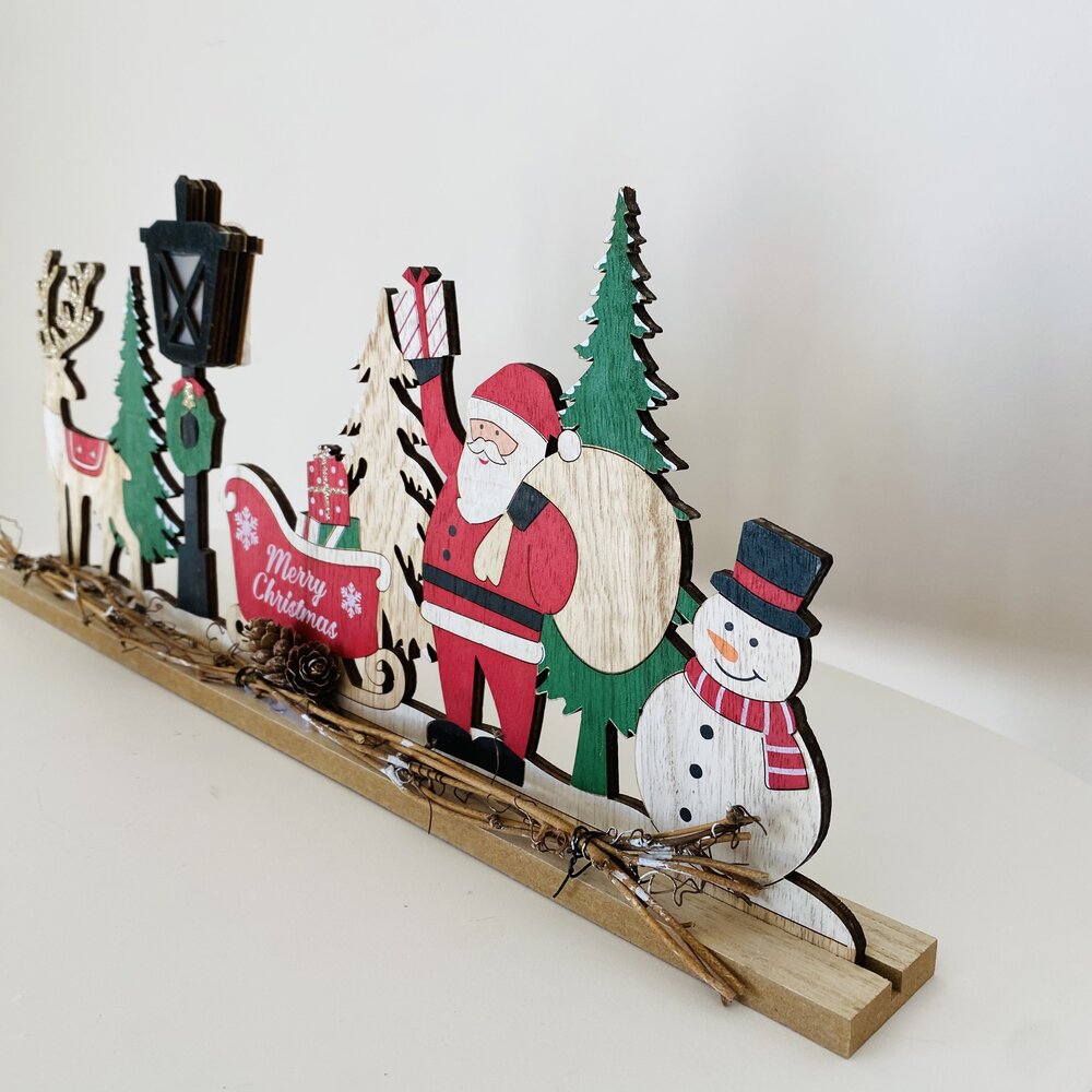 Decoração natalícia em madeira com figuras de Papai Noel, boneco de neve, rena e presentes
