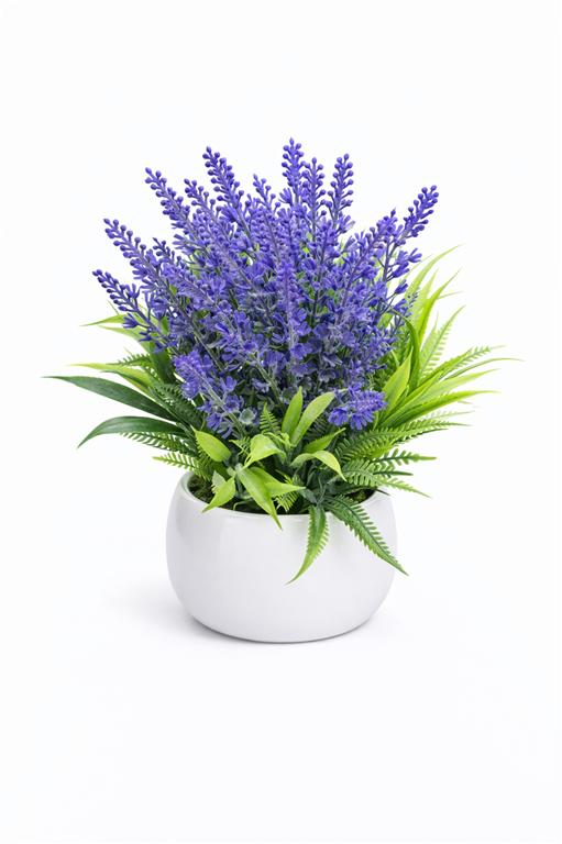 Arranjo de flores artificiais roxas e verdes em vaso branco