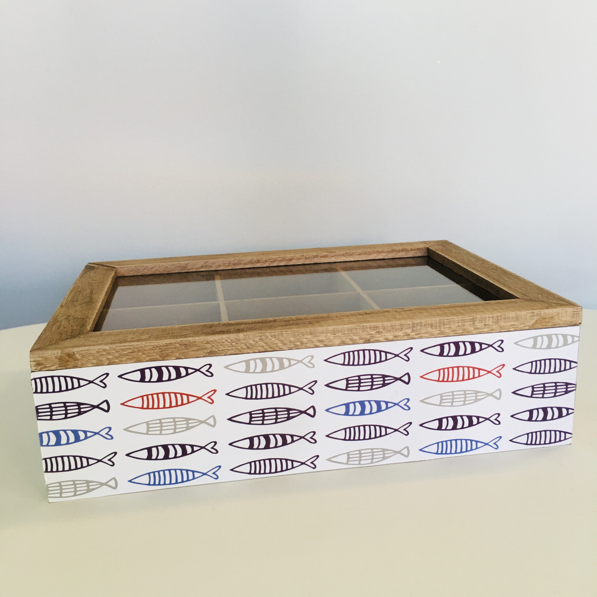 Caixa retangular de madeira com tampa de vidro e padrão de peixes coloridos