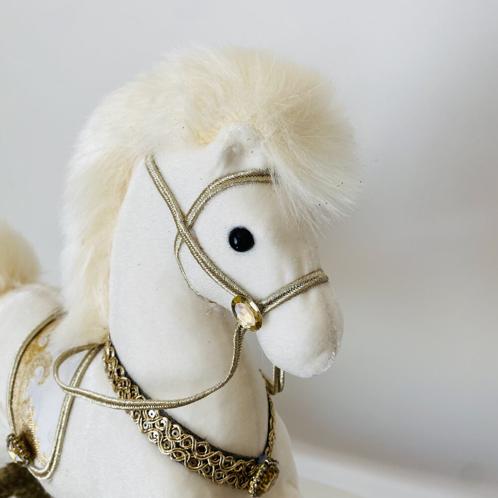 Cavalo de brinquedo branco com detalhes dourados e crina macia