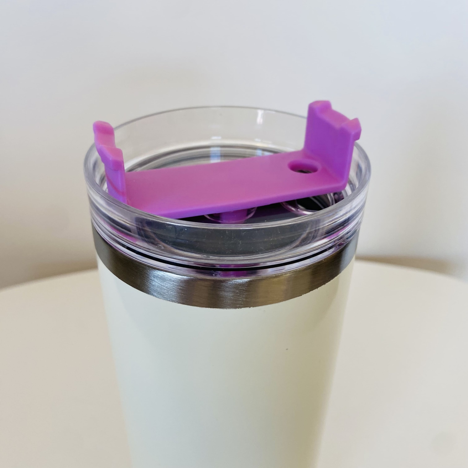 Garrafa térmica branca com tampa transparente e tampa roxa