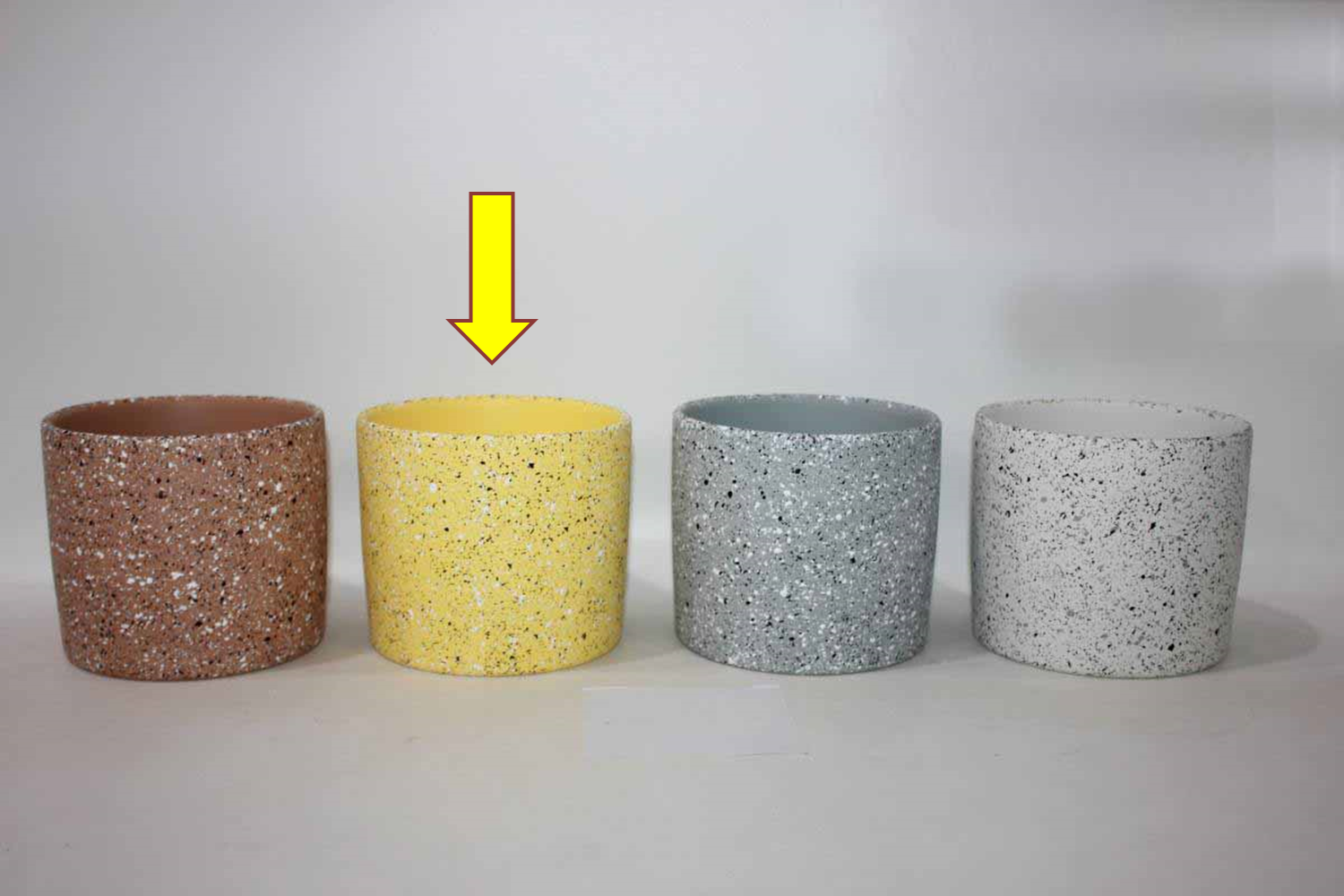 Quatro vasos cilíndricos de cerâmica coloridos com textura salpicada