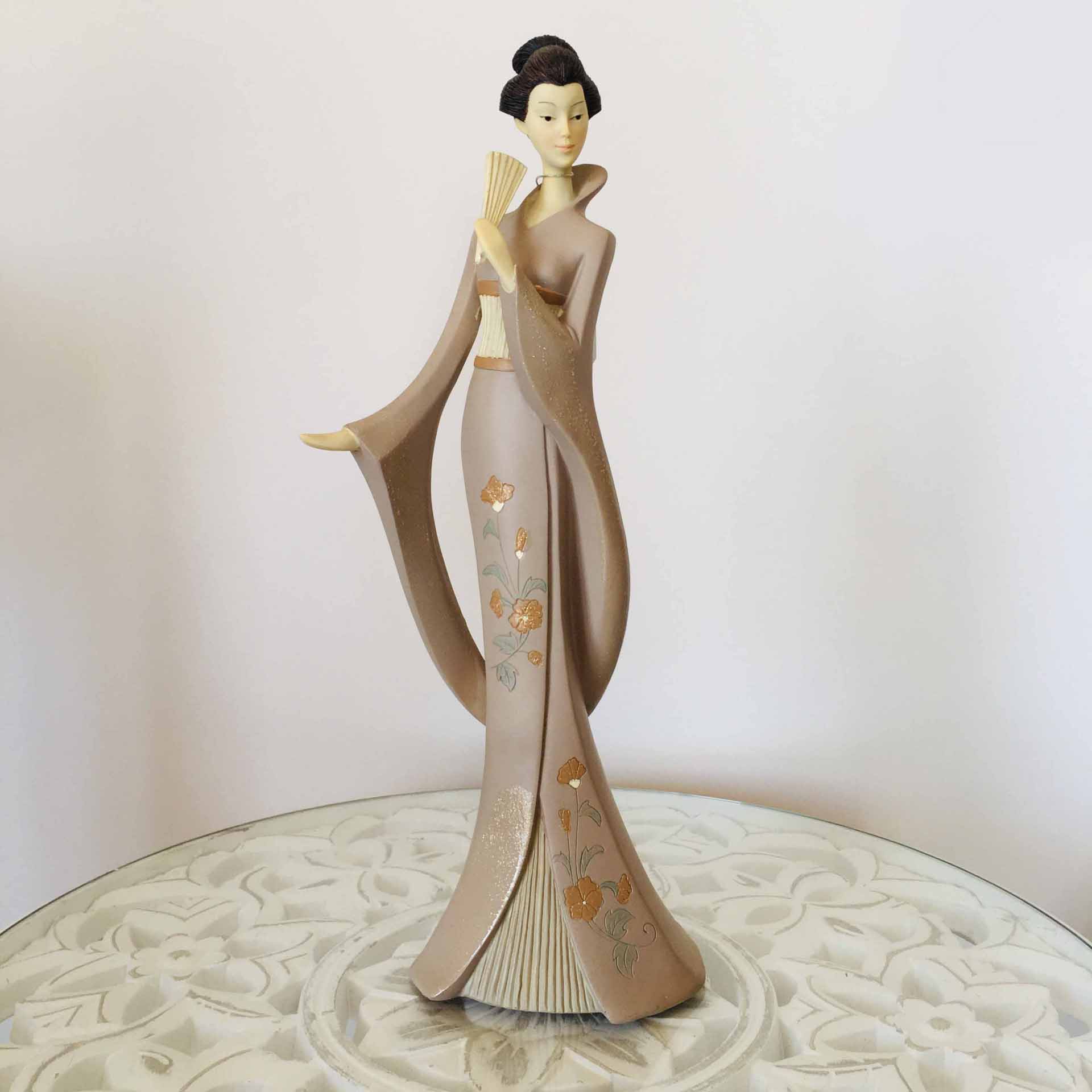 Estatueta decorativa de mulher com vestido longo floral e leque