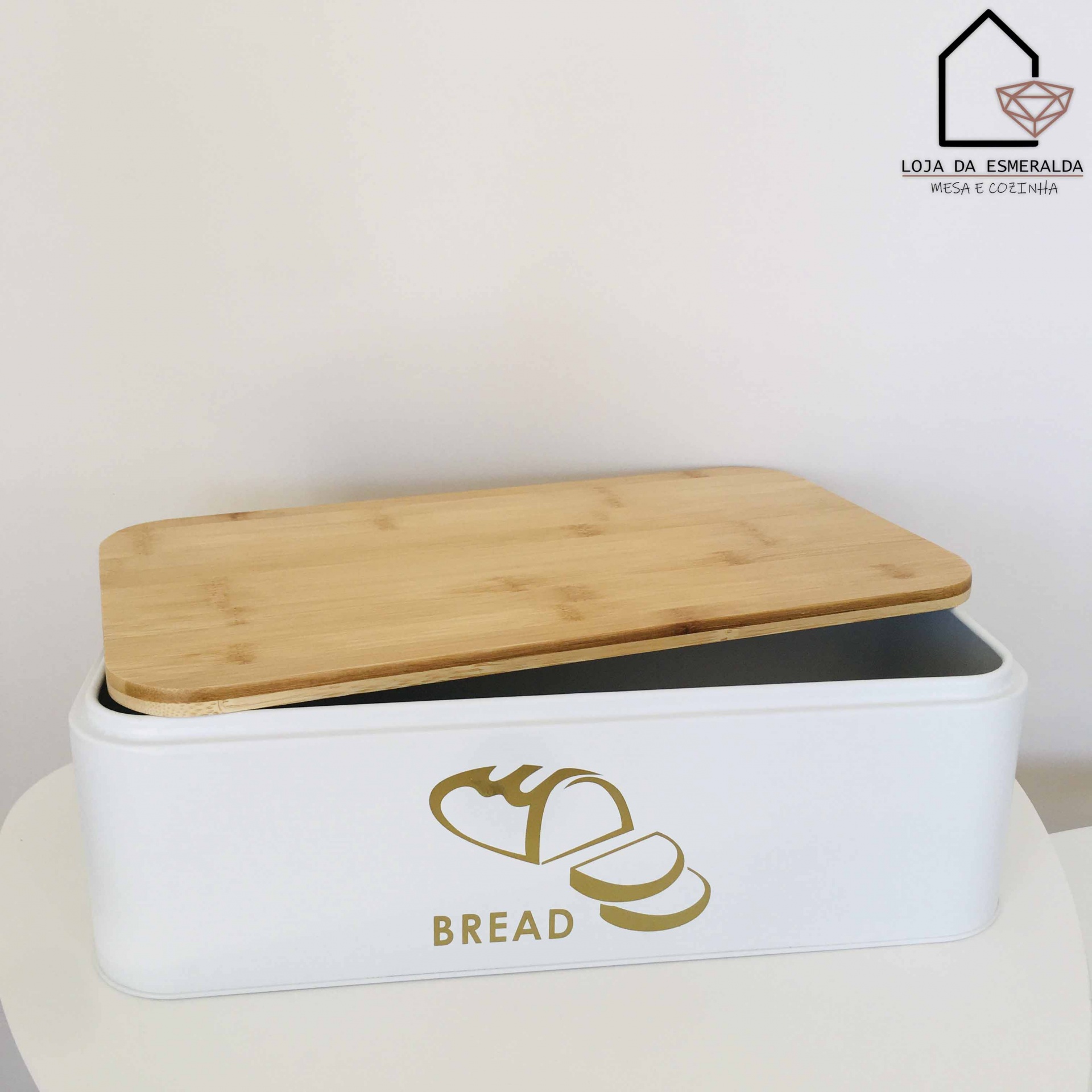 Caixa para pão branca com tampa de madeira e desenho dourado