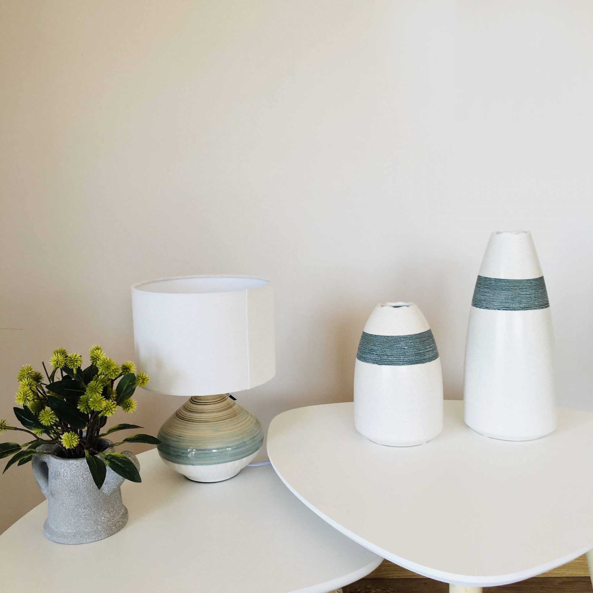 Conjunto cerâmico decorativo com vasos e candeeiro em branco e azul esverdeado e jarra com flores