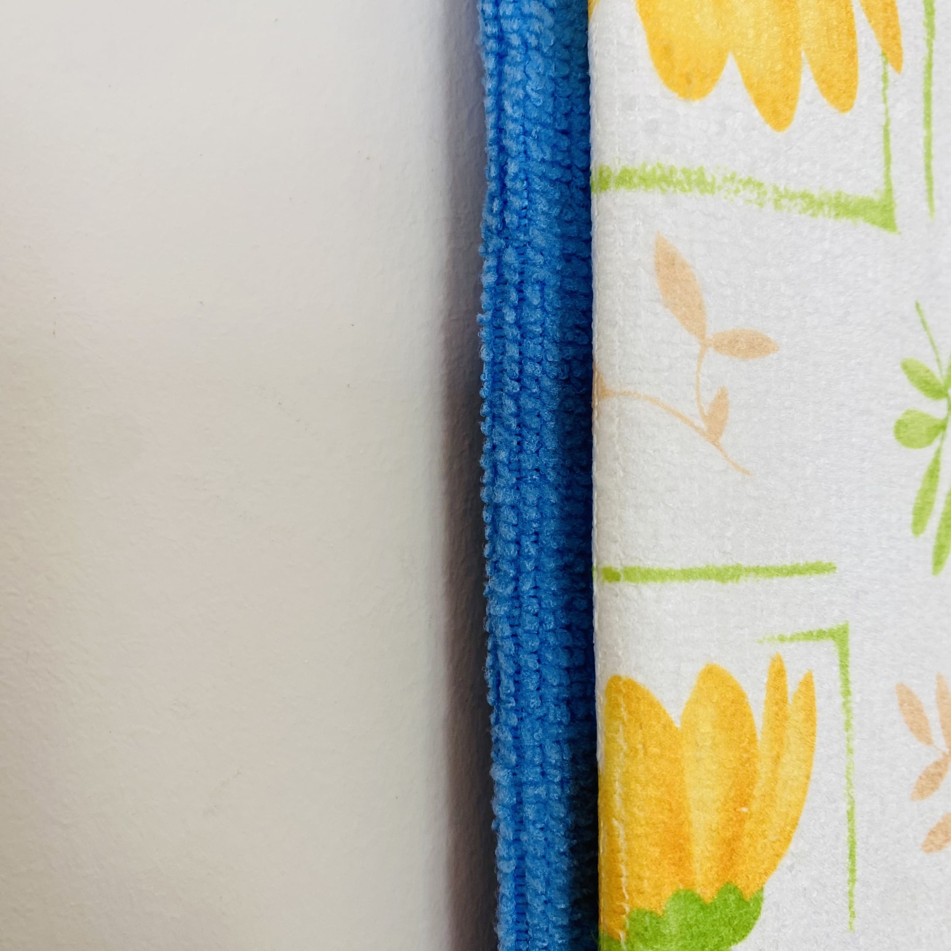 tecido branco com flores amarelas e faixa azul texturizada