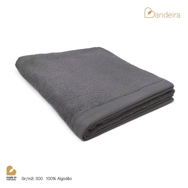 Toalha de banho cinza escuro dobrada, 100% algodão, densidade 500 gr/m2, fundo branco.