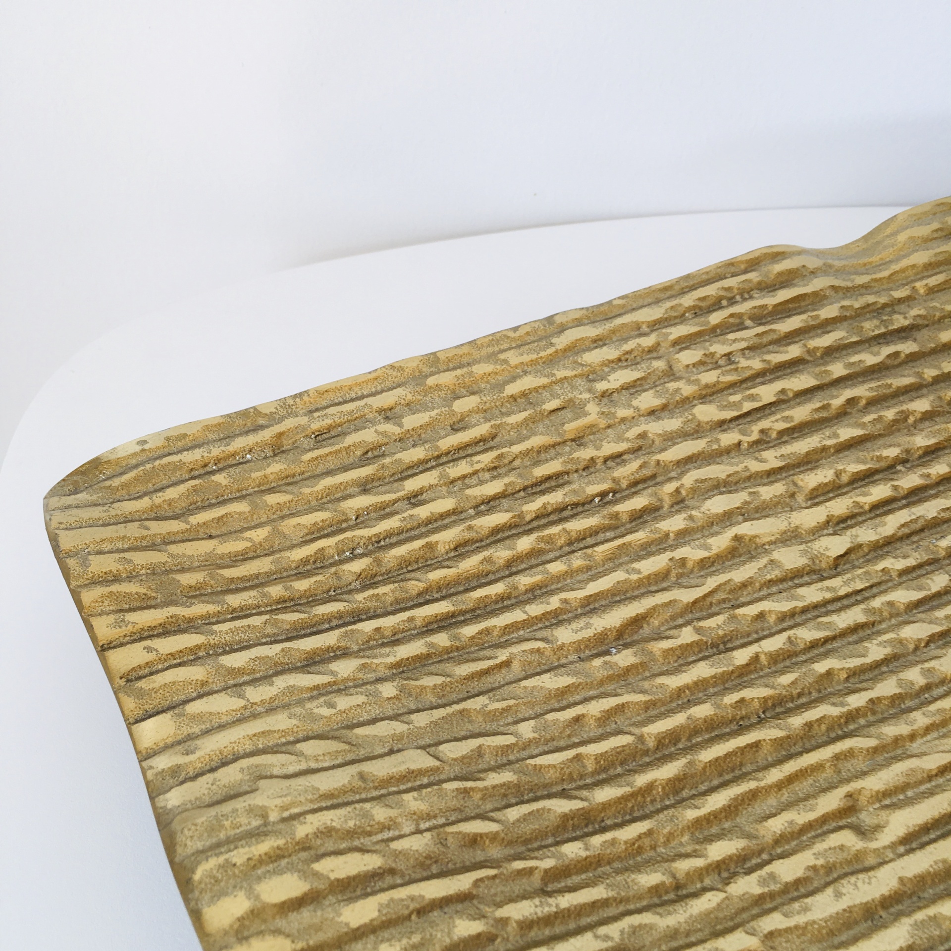 superfície dourada texturada com padrão ondulado