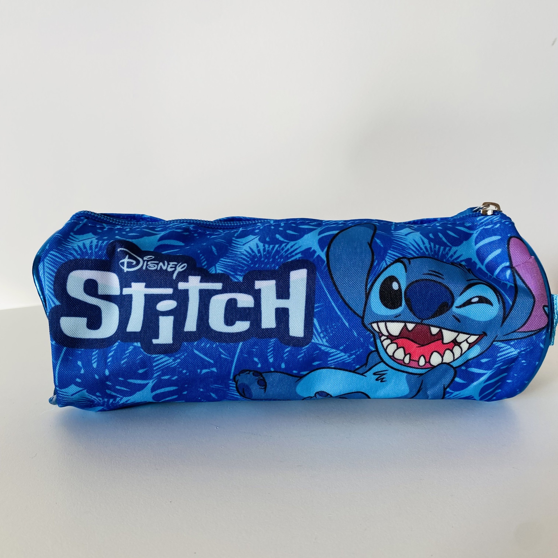 Estojo azul Disney Stitch com padrão floral e fecho
