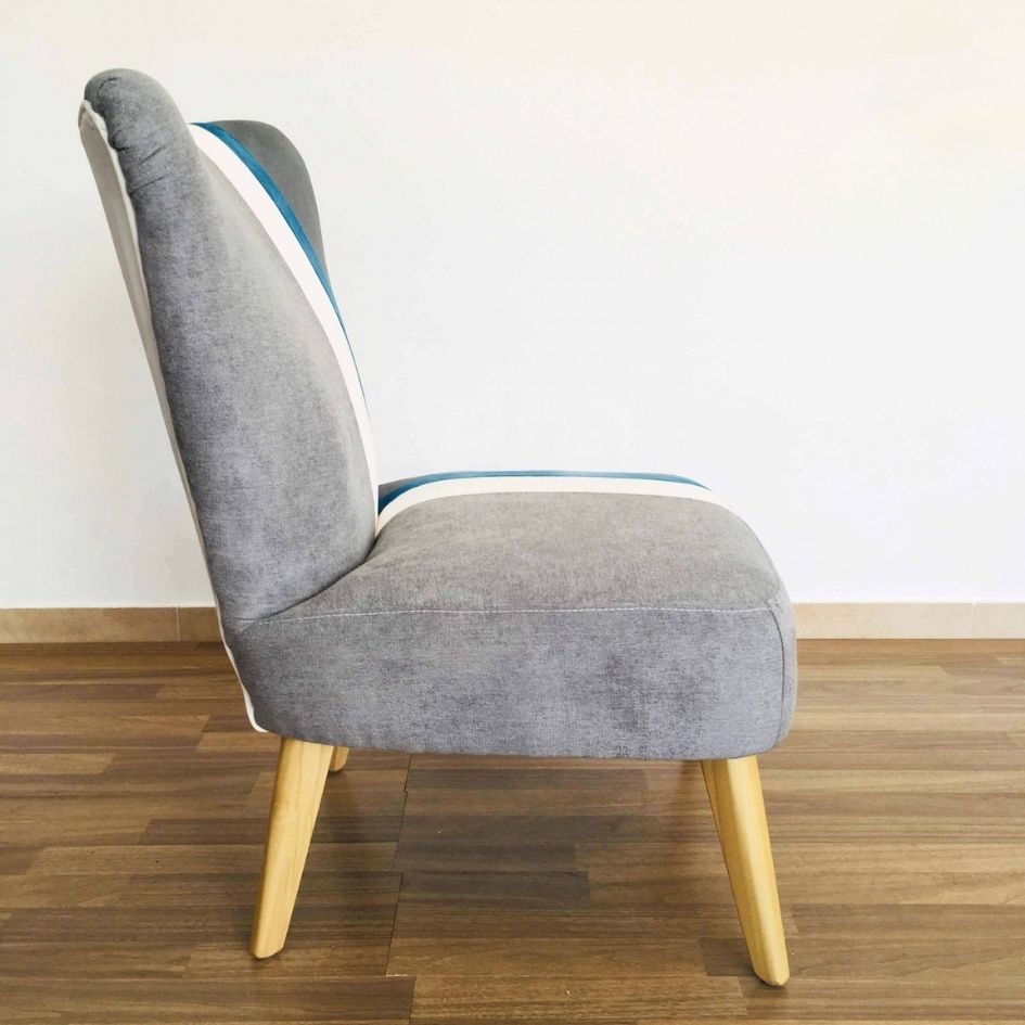 cadeira estofada cinzento, branco e azul com pernas de madeira clara