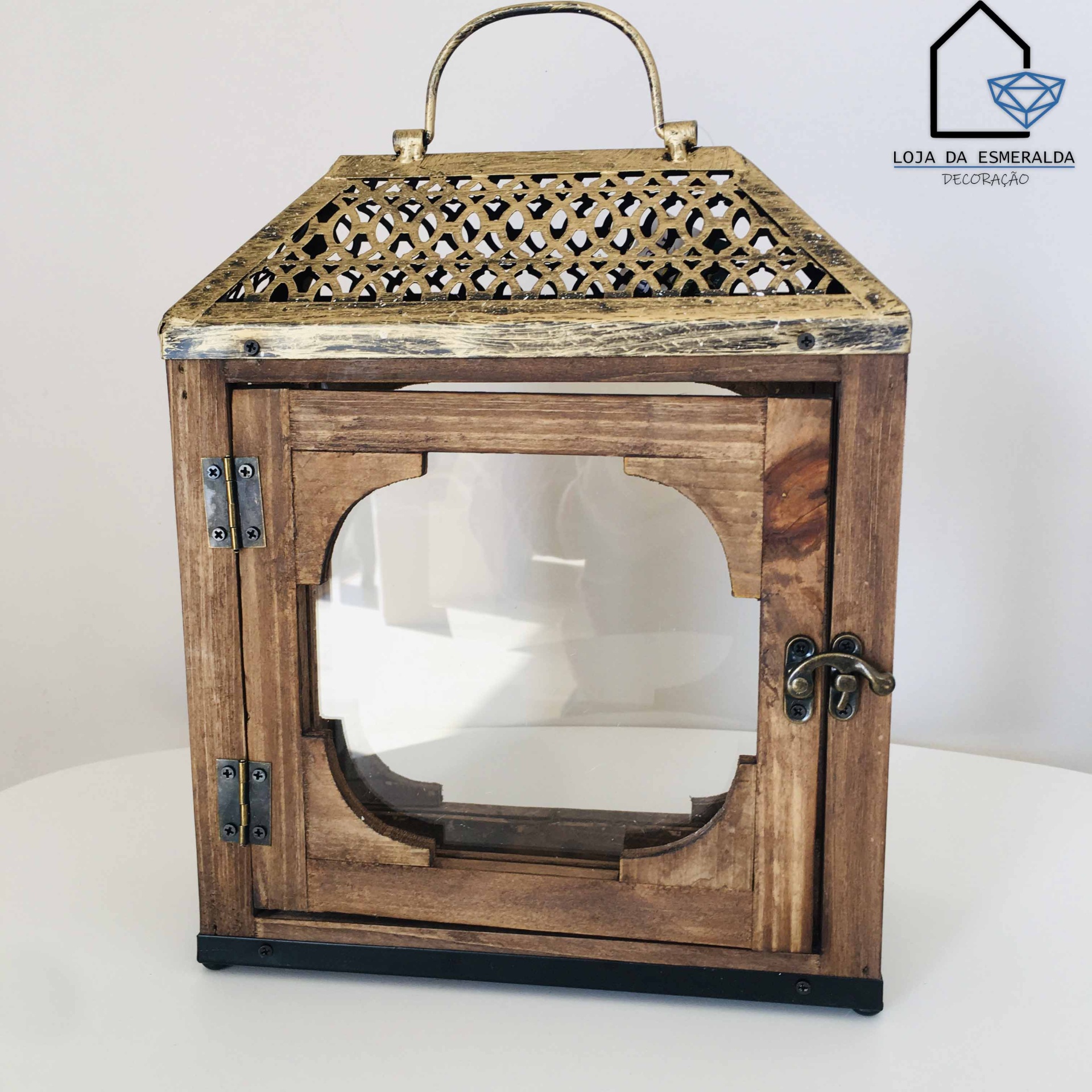 Lanterna decorativa de madeira com vidro e topo metálico perfurado