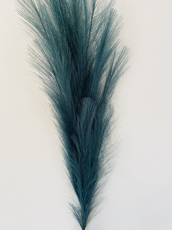 Ramo de erva decorativa azul-escuro com textura fina