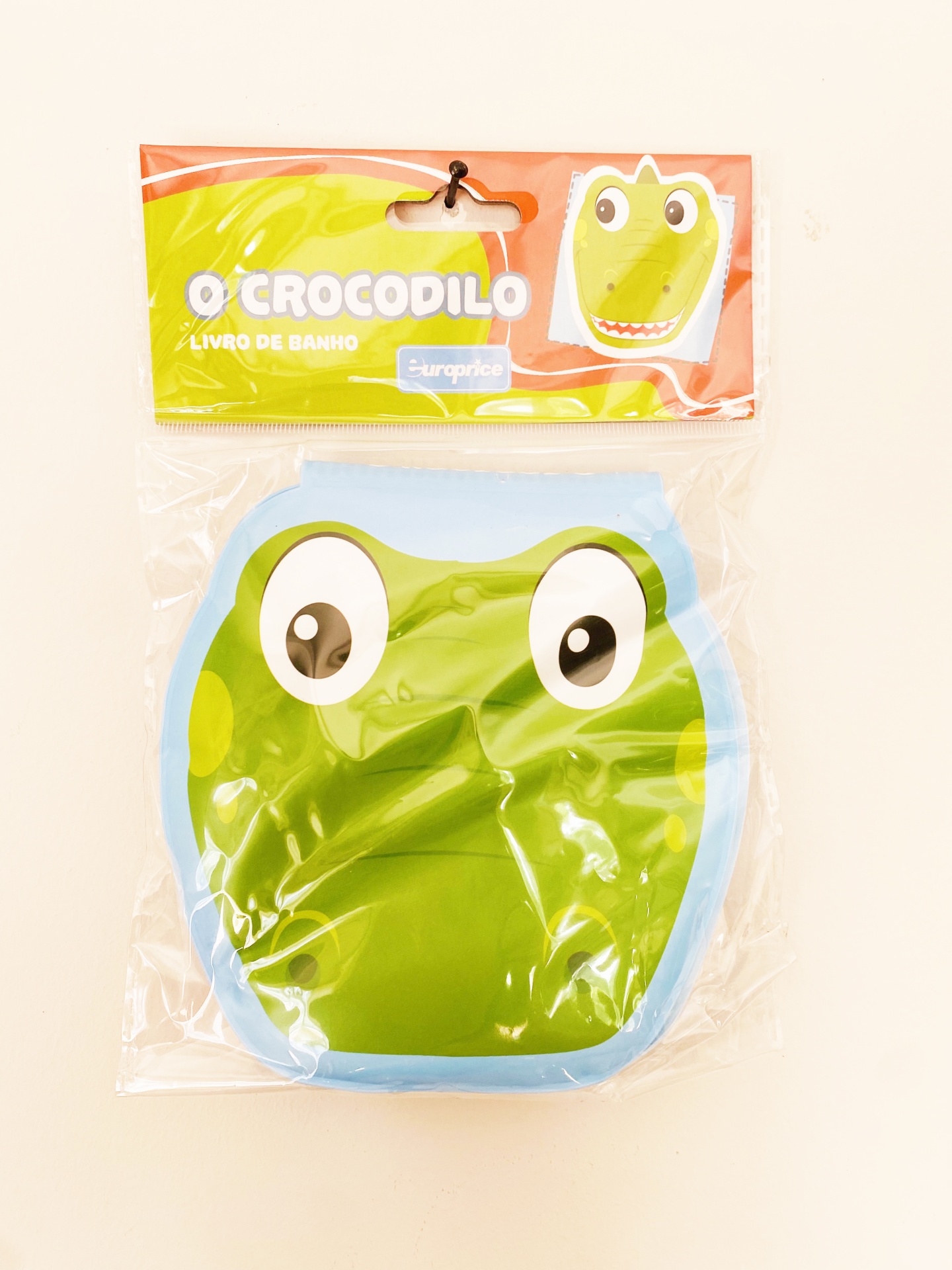 Livro de banho 'O CROCÓDILO' com capa de crocodilo verde em embalagem plástica