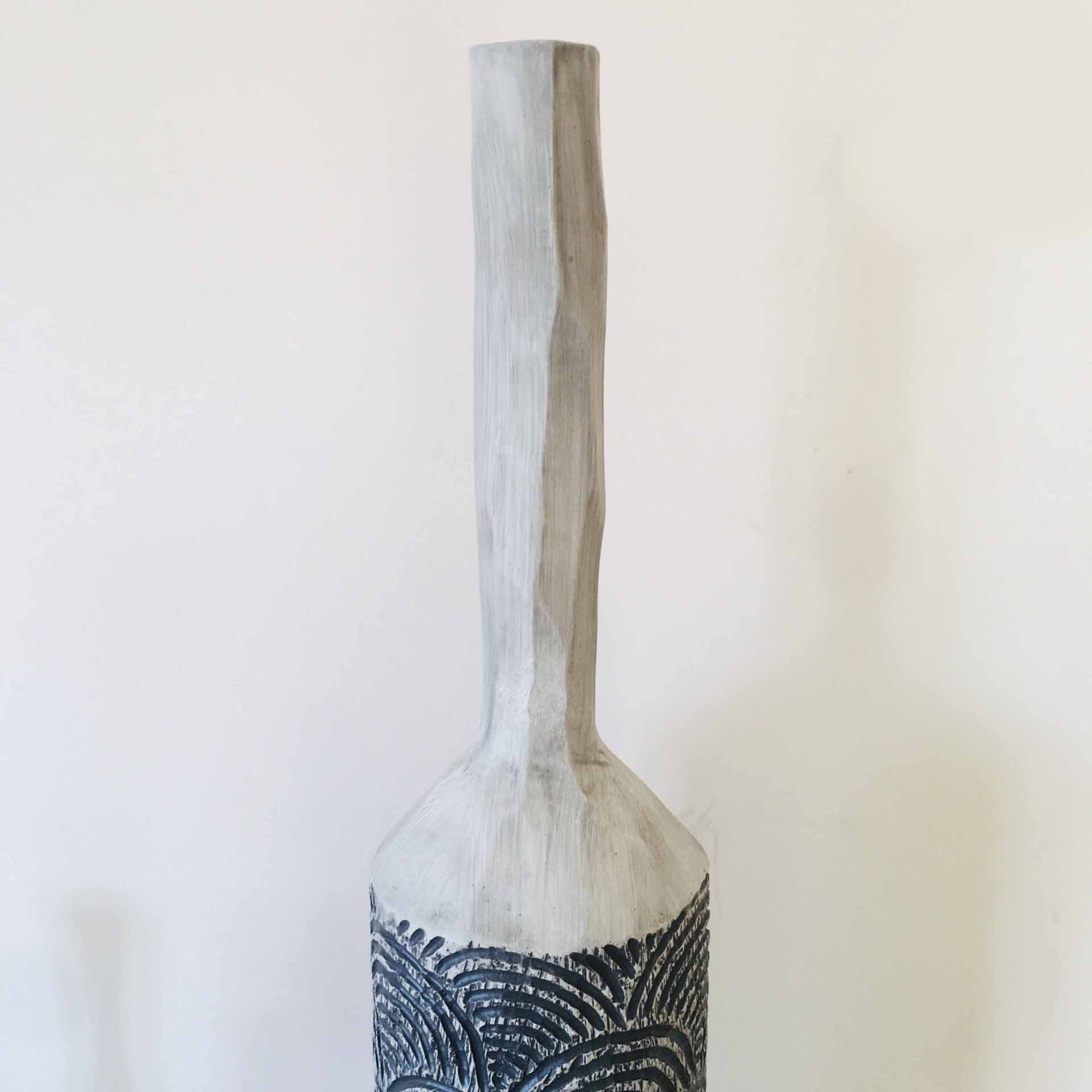Garrafão decorativo cinza com padrão texturizado preto e fundo branco