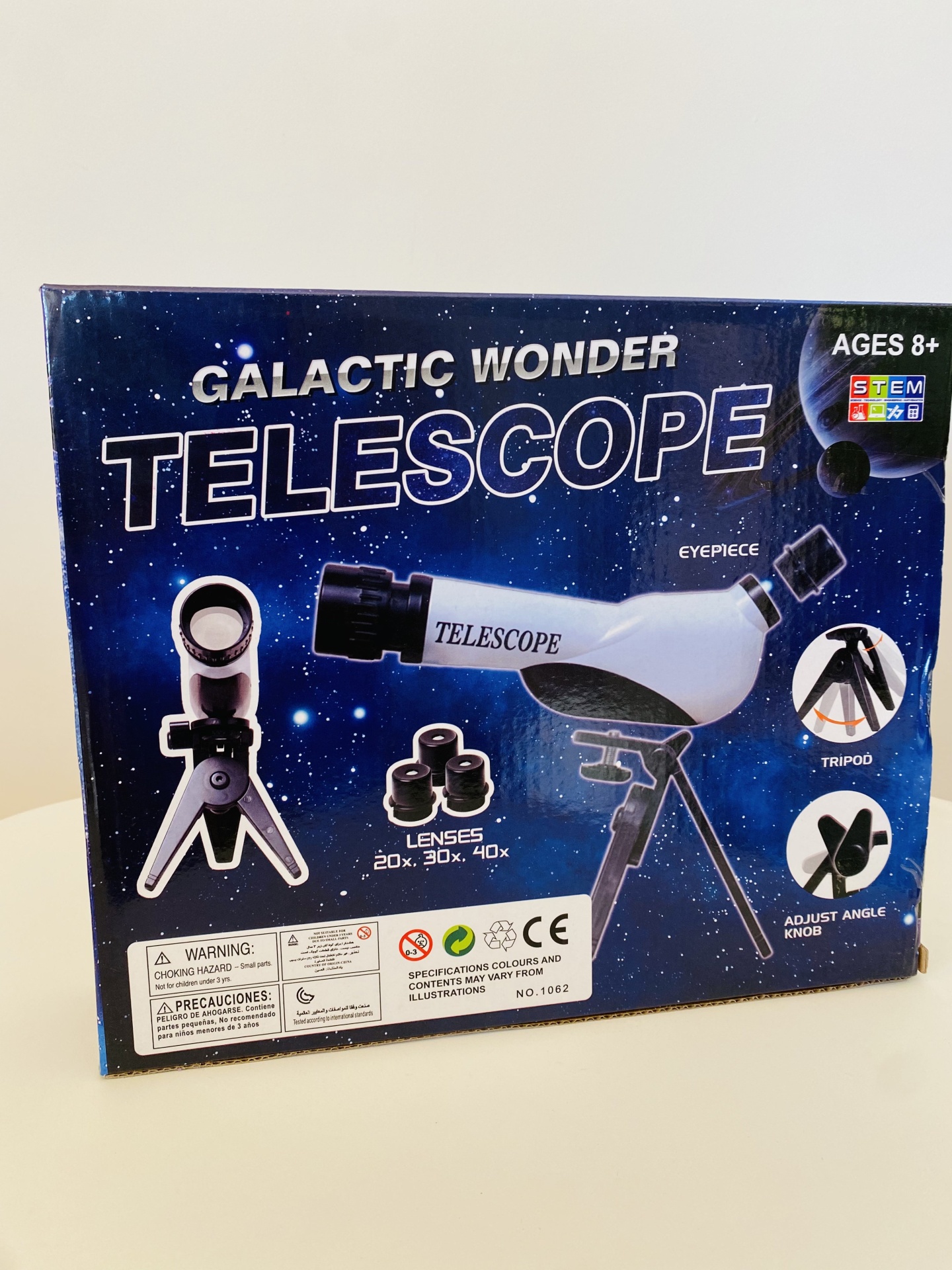 Caixa do telescópio branco com tripé preto e texto informativo