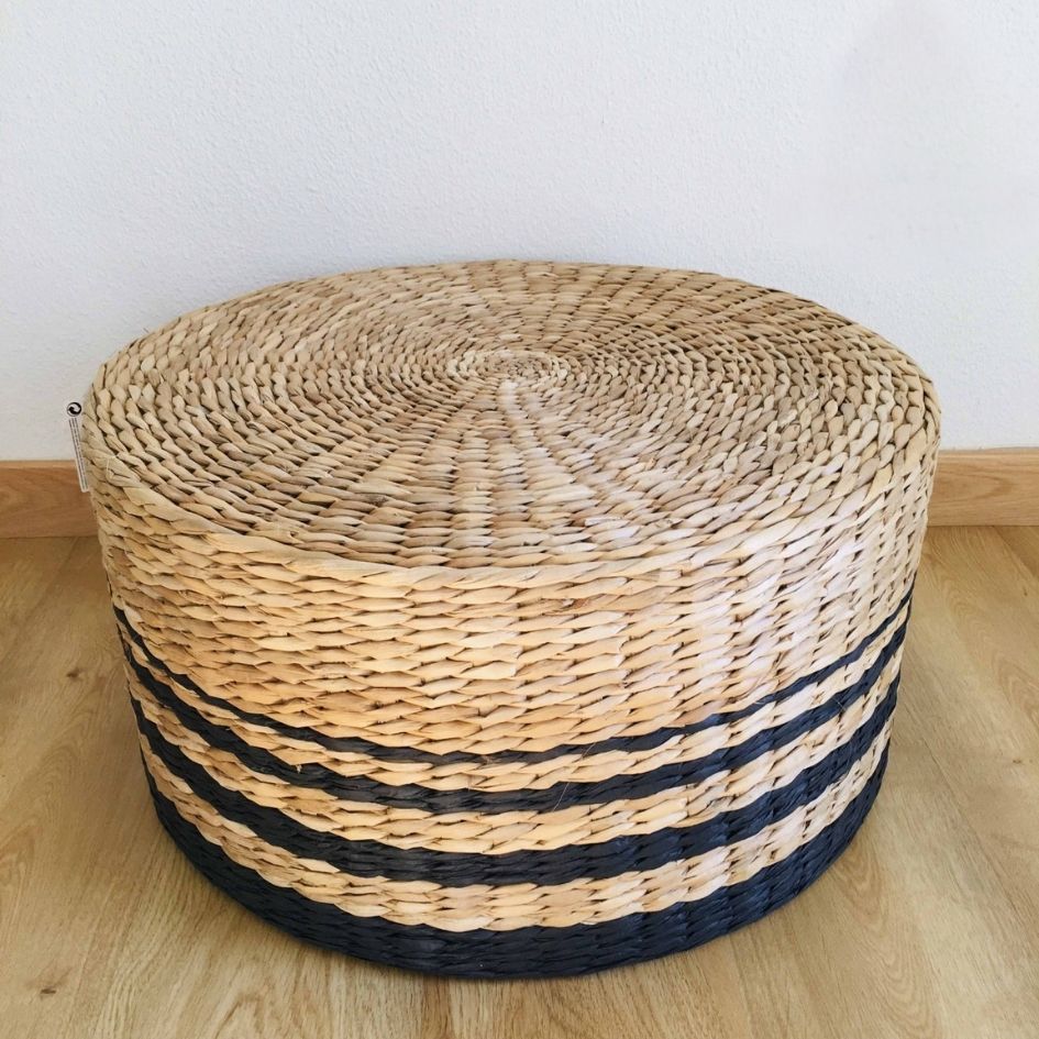 Pufe redondo em palha natural com listras pretas e bege