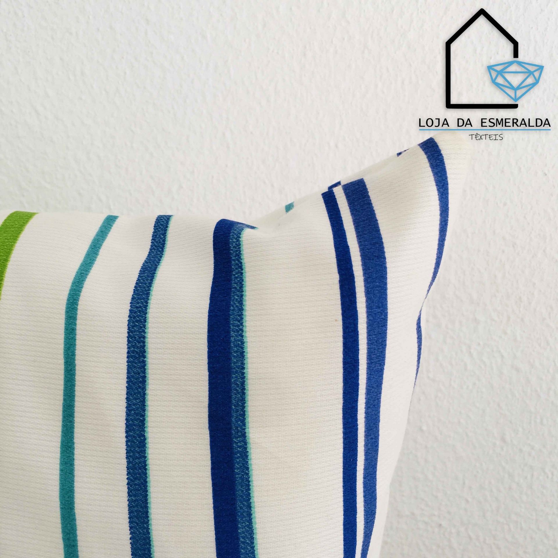 Almofada listrada azul e verde com logo Loja da Esmeralda