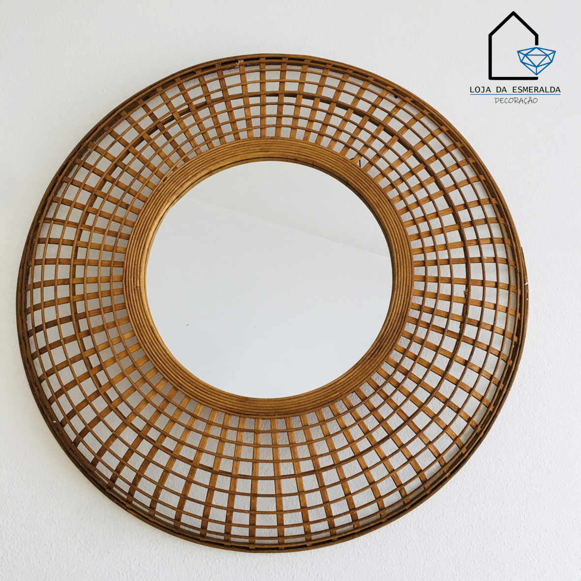Espelho redondo de madeira com padrão treliçado pendurado na parede