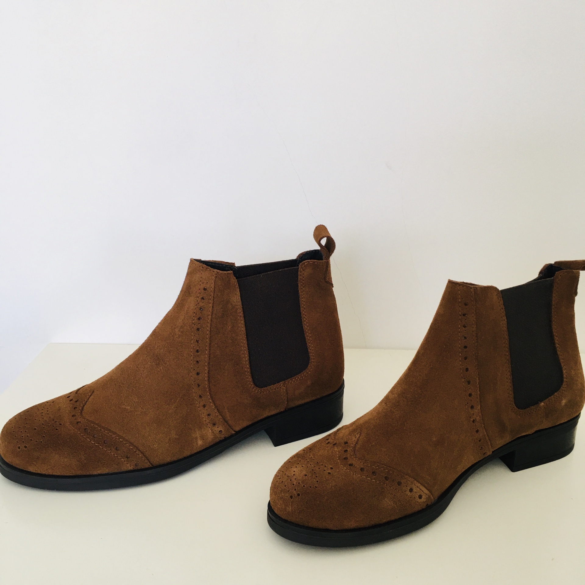 Botins Chelsea castanhos em camurça com elásticos pretos e sola preta