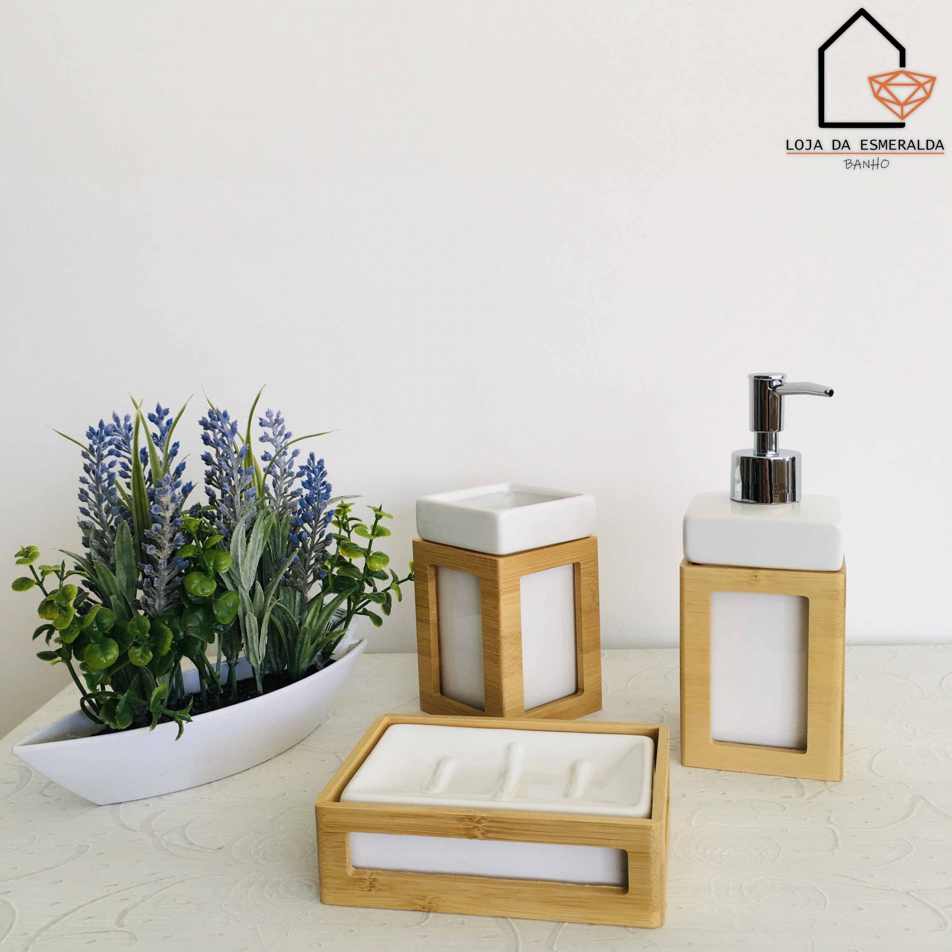 Conjunto de acessórios para casa de banho em cerâmica branca com suporte de madeira clara