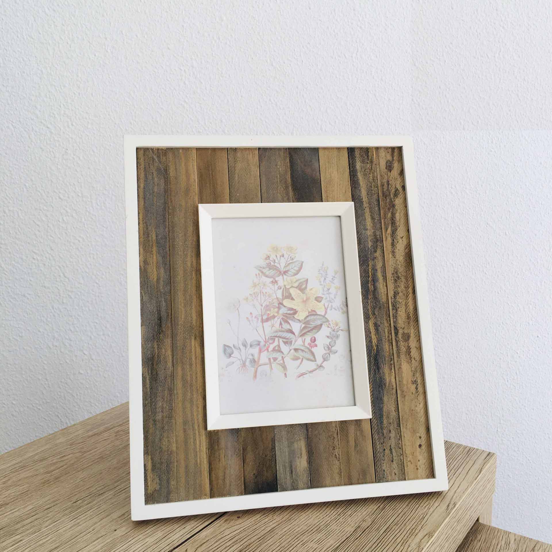 moldura branca com interior de madeira e gravura floral