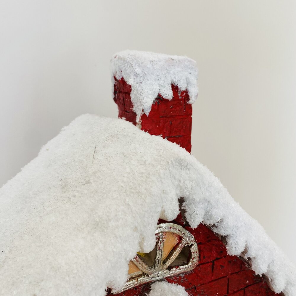 Miniatura de chaminé vermelha com telhado e neve branca