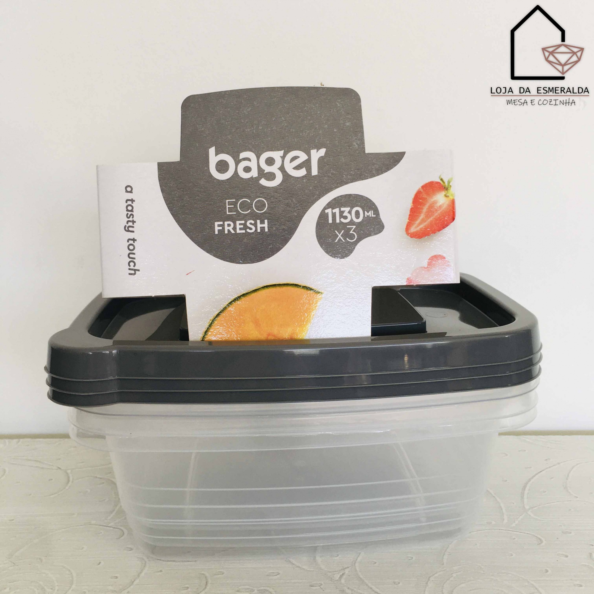 Conjunto de recipientes de plástico transparentes com tampas cinzentas e embalagem da marca bager.