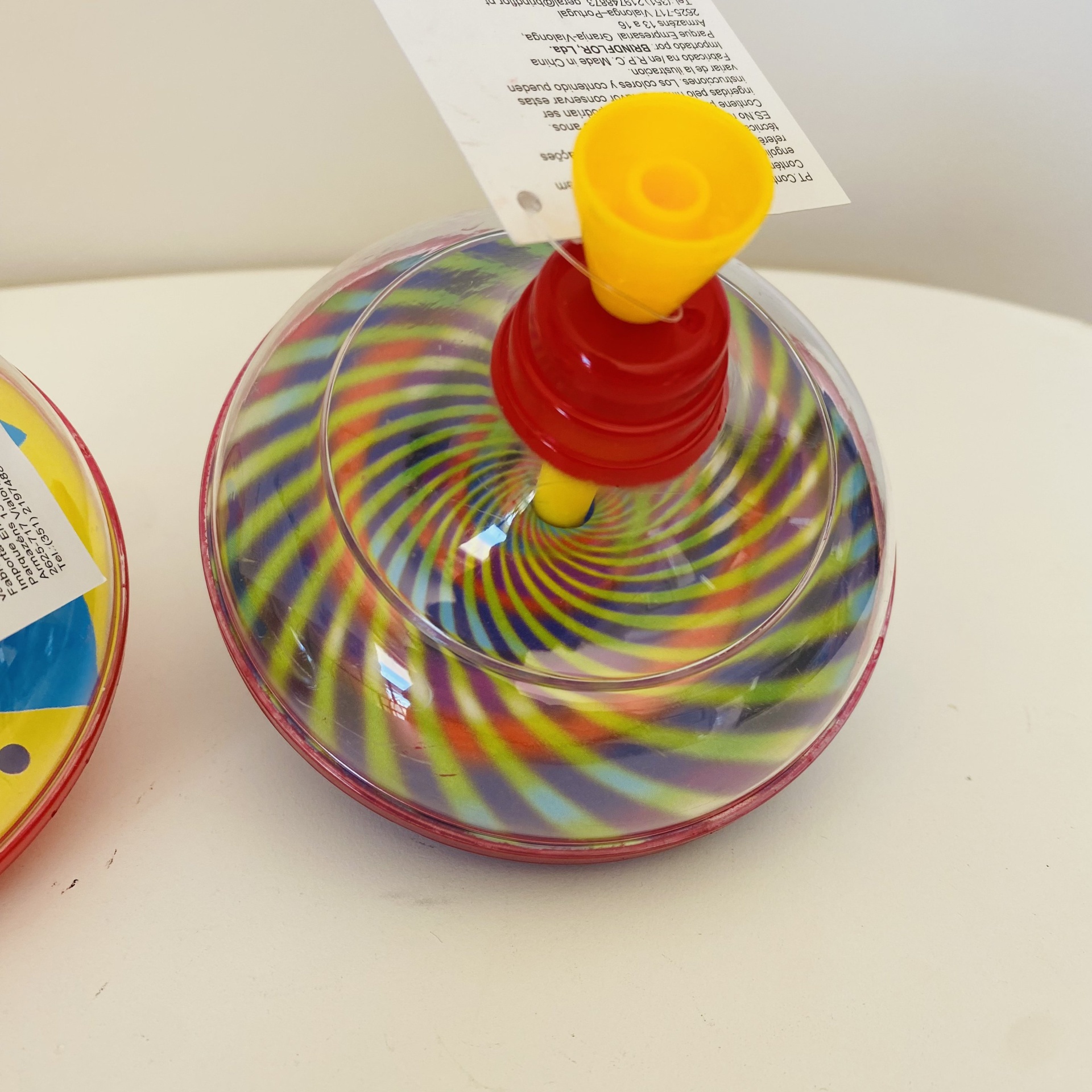 peão colorido de plástico com etiqueta branca