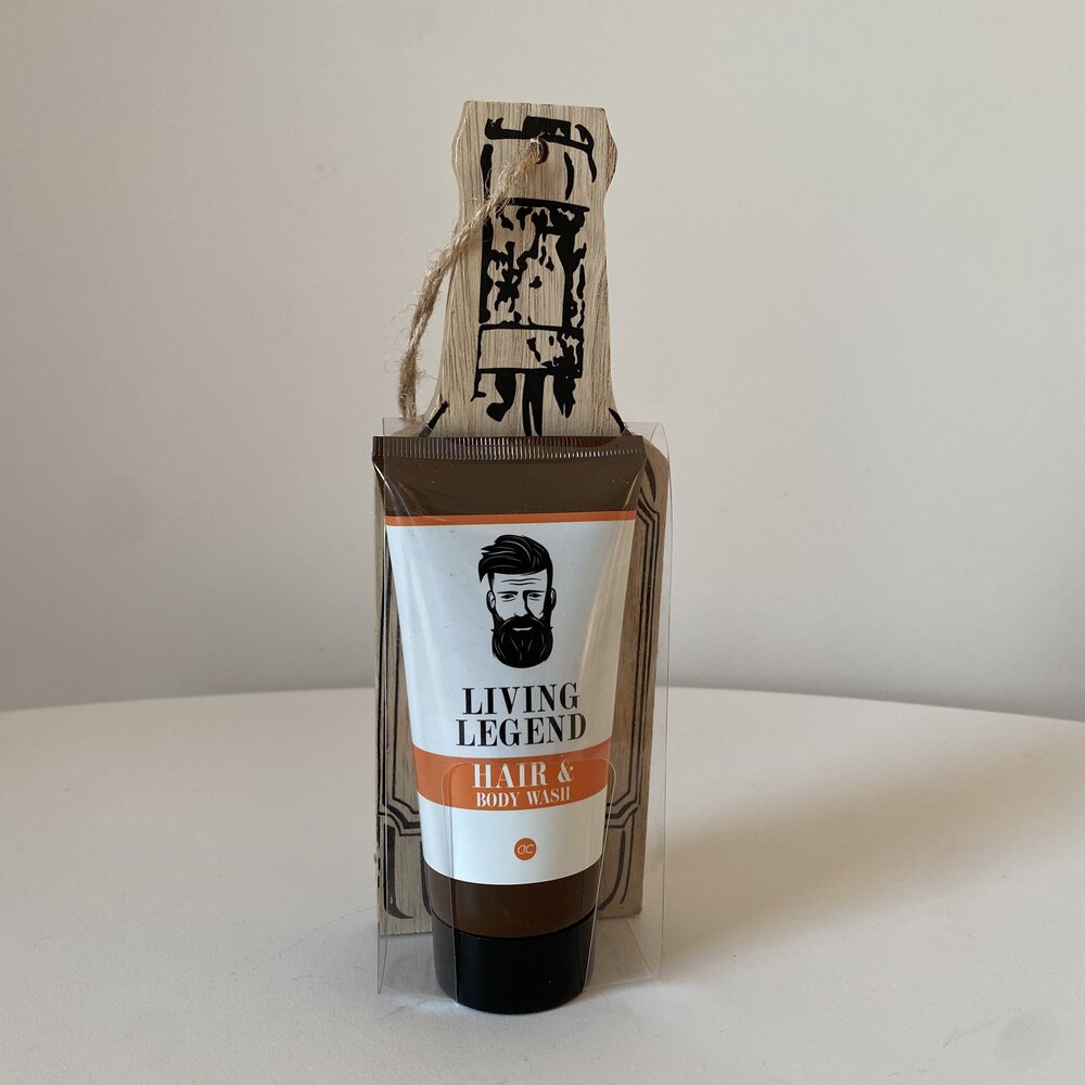Embalagem de gel de banho para barba Living Legend com rótulo branco e laranja, em suporte de madeira
