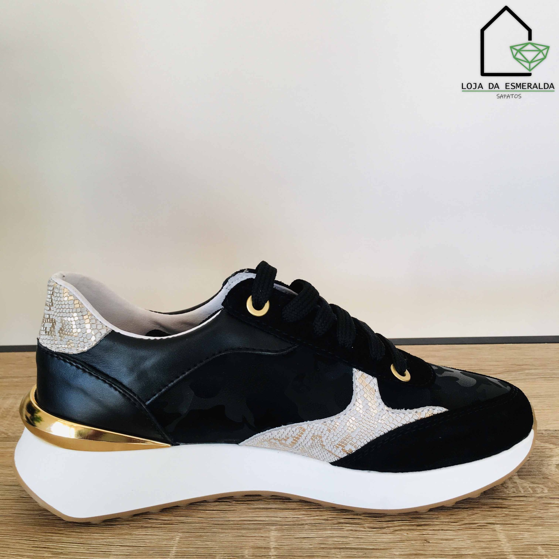 Ténis preto com detalhes animal print branco e dourado e sola branca e dourada