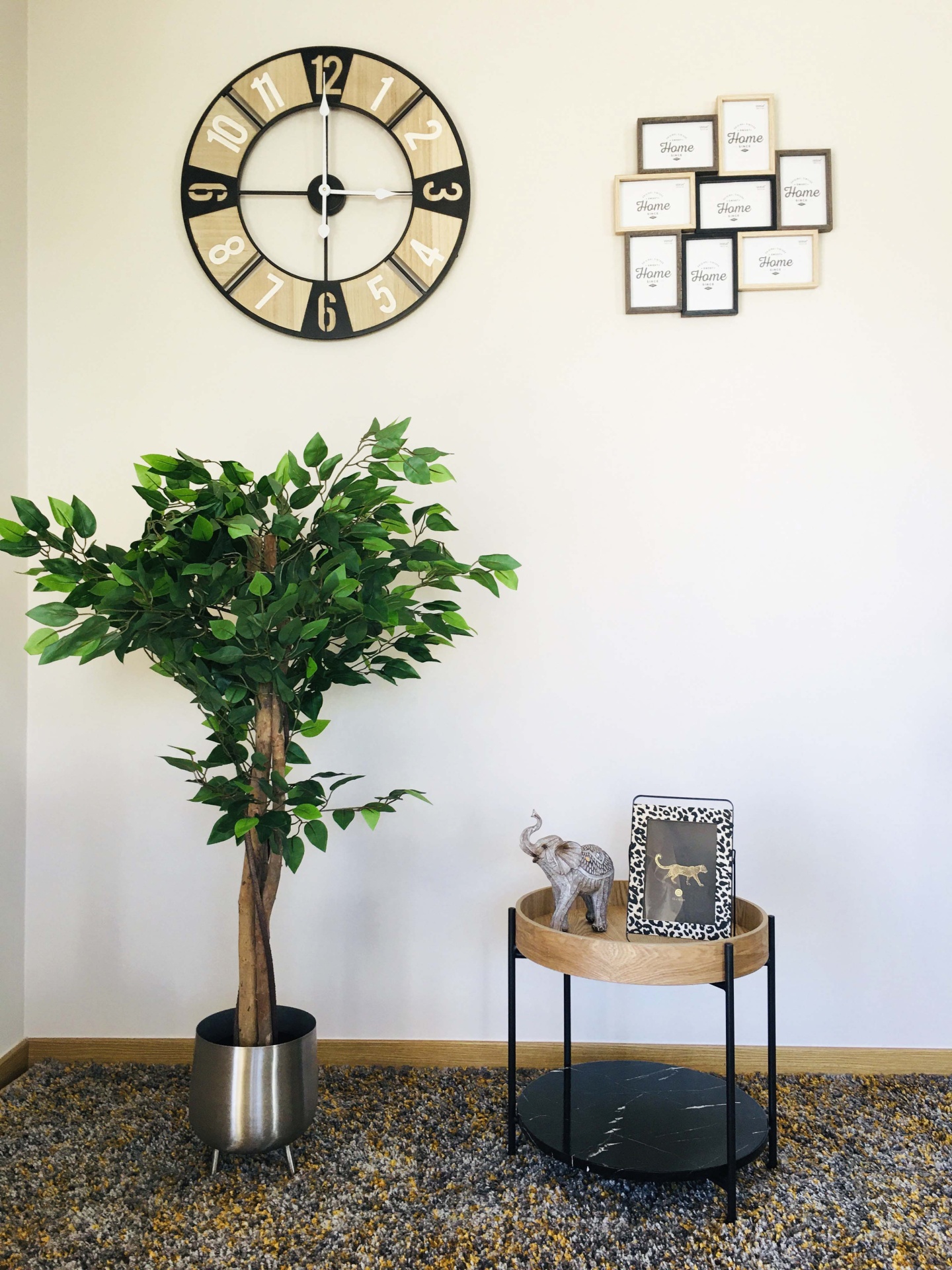 Relógio de parede, moldura de fotos, planta artificial, mesa lateral e decoração, tapete cinzento