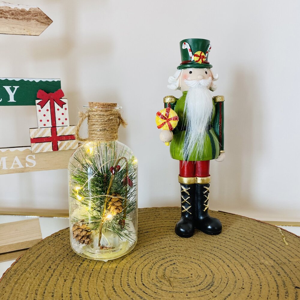 Boneco decorativo de soldado e garrafa decorativa luminosa sobre base circular de corda