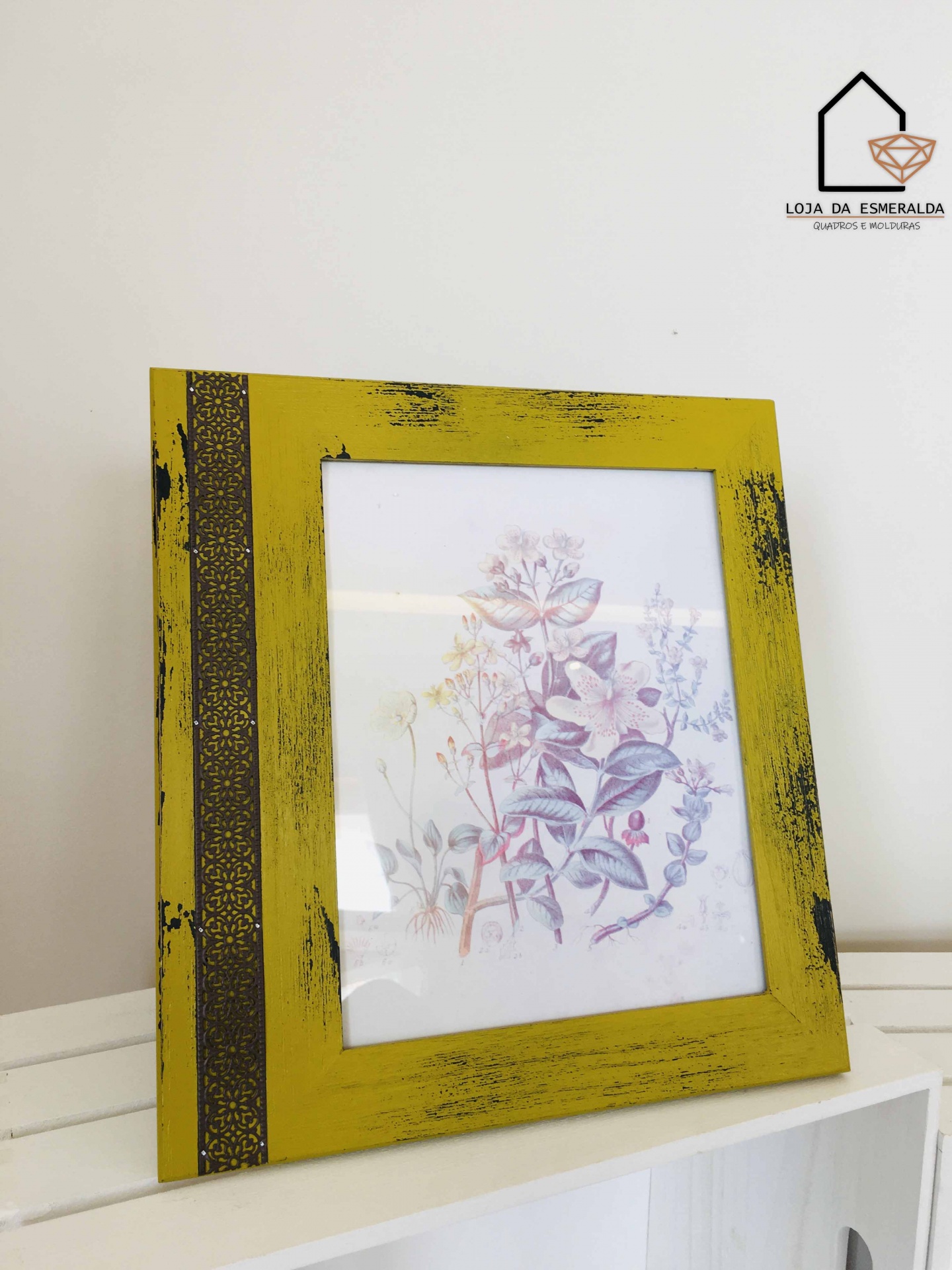 moldura fotográfica amarela rústica com ilustração de plantas