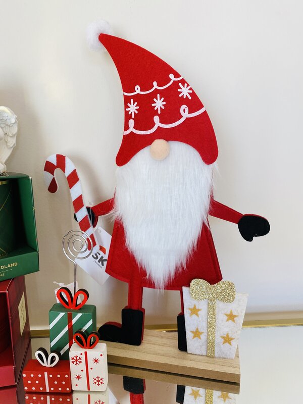 Gnomo decorativo de Natal vermelho com barba branca e presentes decorativos