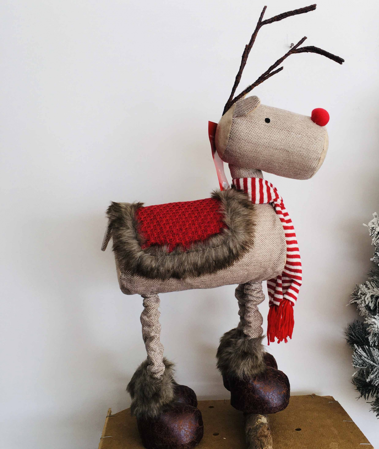 Figura decorativa de rena de tecido com acessórios natalícios