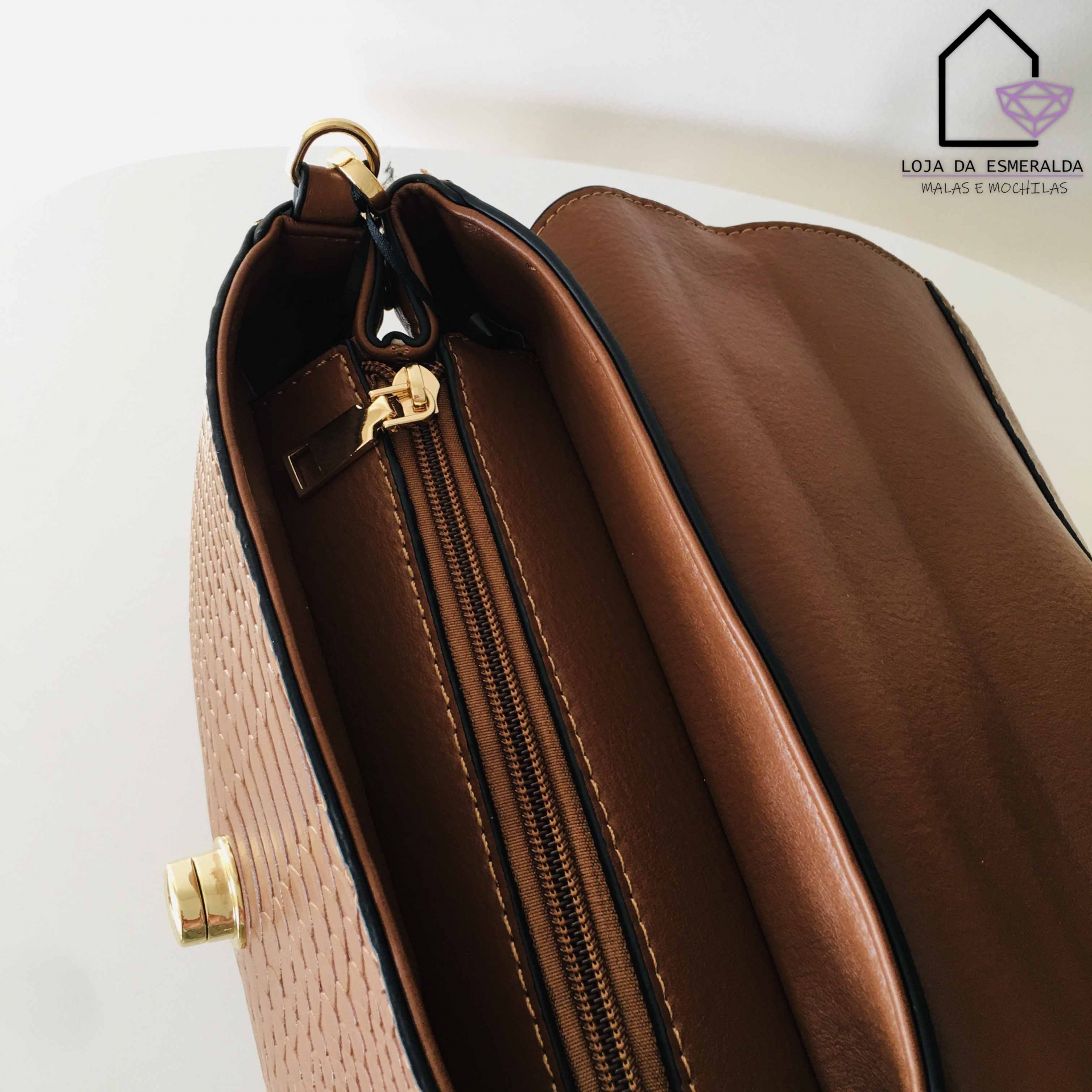 Carteira castanha em couro sintético com textura trançada e fecho metálico dourado