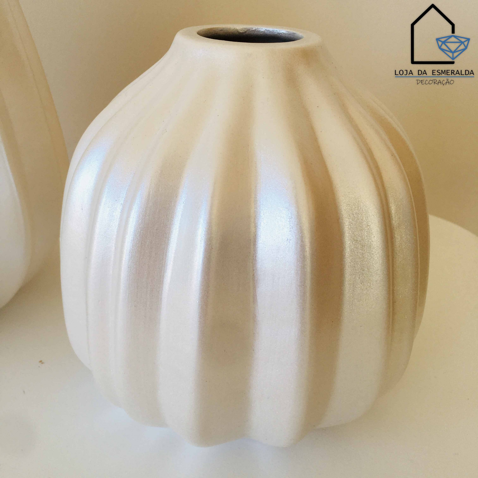 Vaso decorativo branco perolado com relevo e formato arredondado