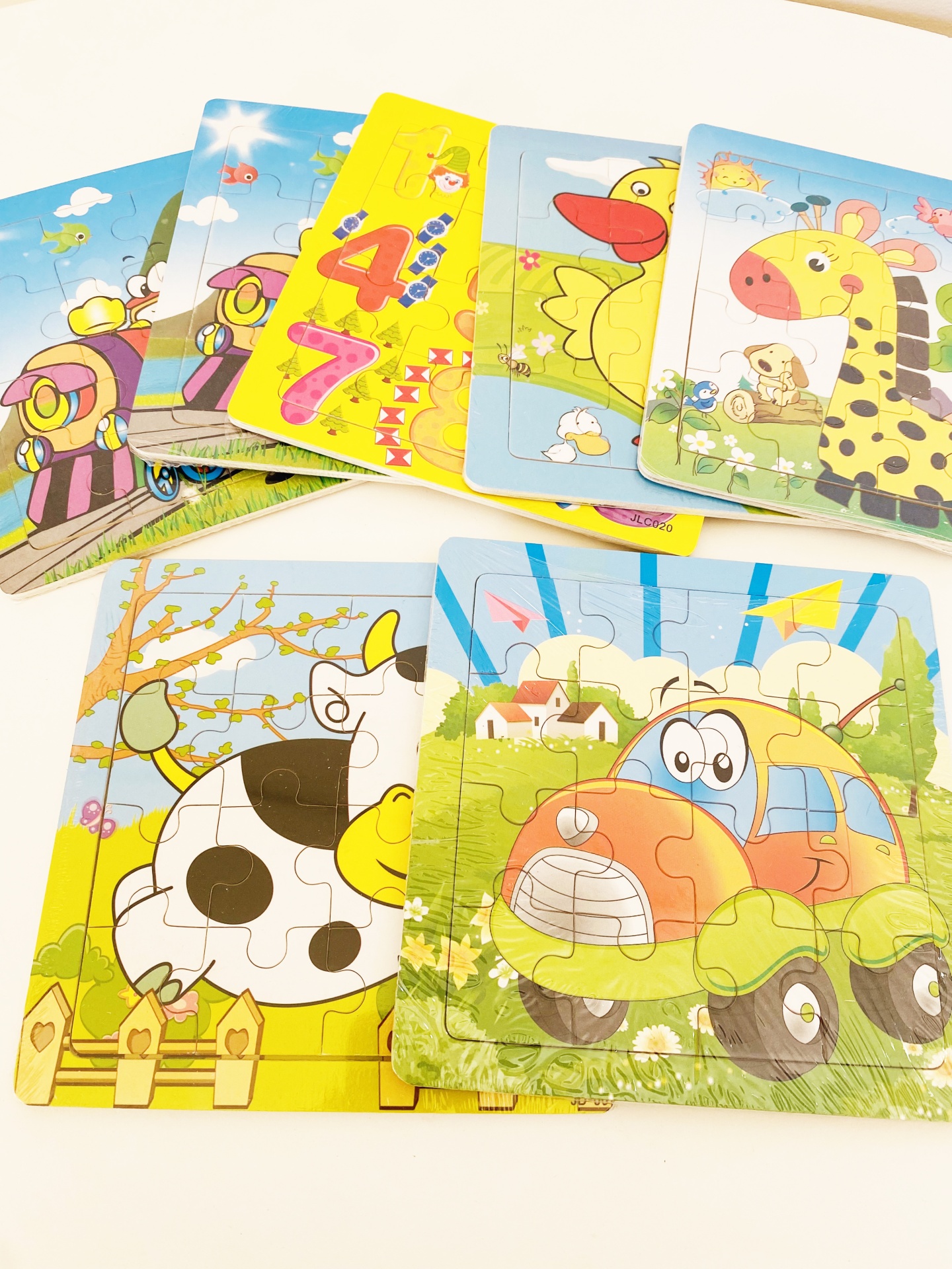 Puzzles infantis de madeira com diversas ilustrações coloridas