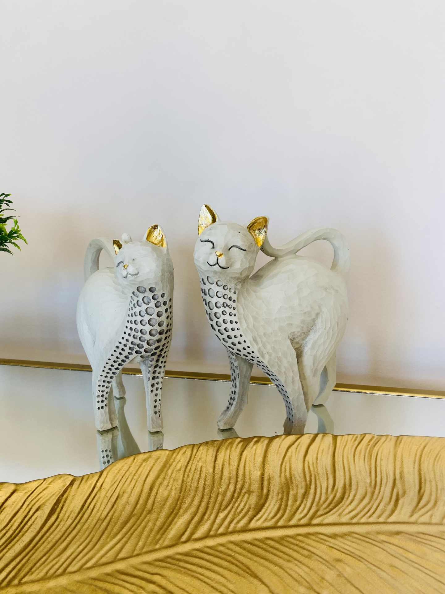 Esculturas de gatos decorativos em madeira branca com detalhes dourados