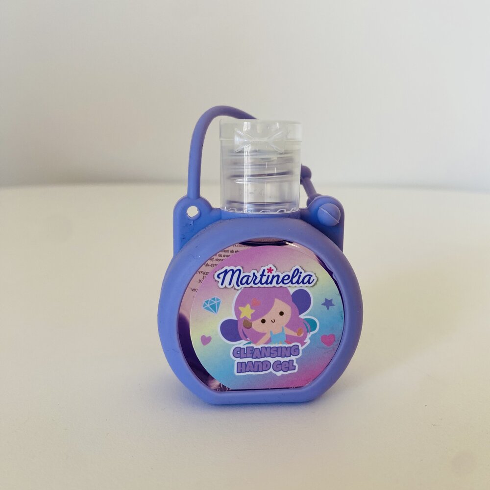 Frasco de gel para mãos com estojo roxo e etiqueta colorida com fada e texto Martinélia