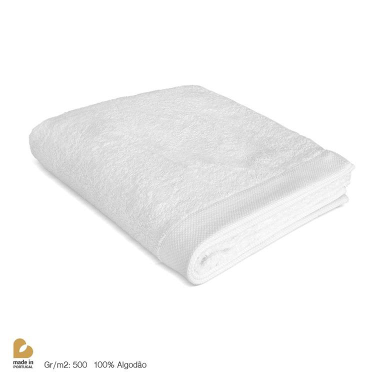 Toalha branca dobrada de algodão com etiqueta 'made in portugal', gramagem 500 g/m2