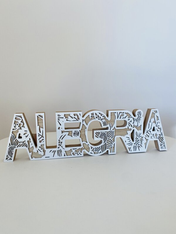 Palavra decorativa ALEGRIA em madeira branca com padrões florais e geométricos