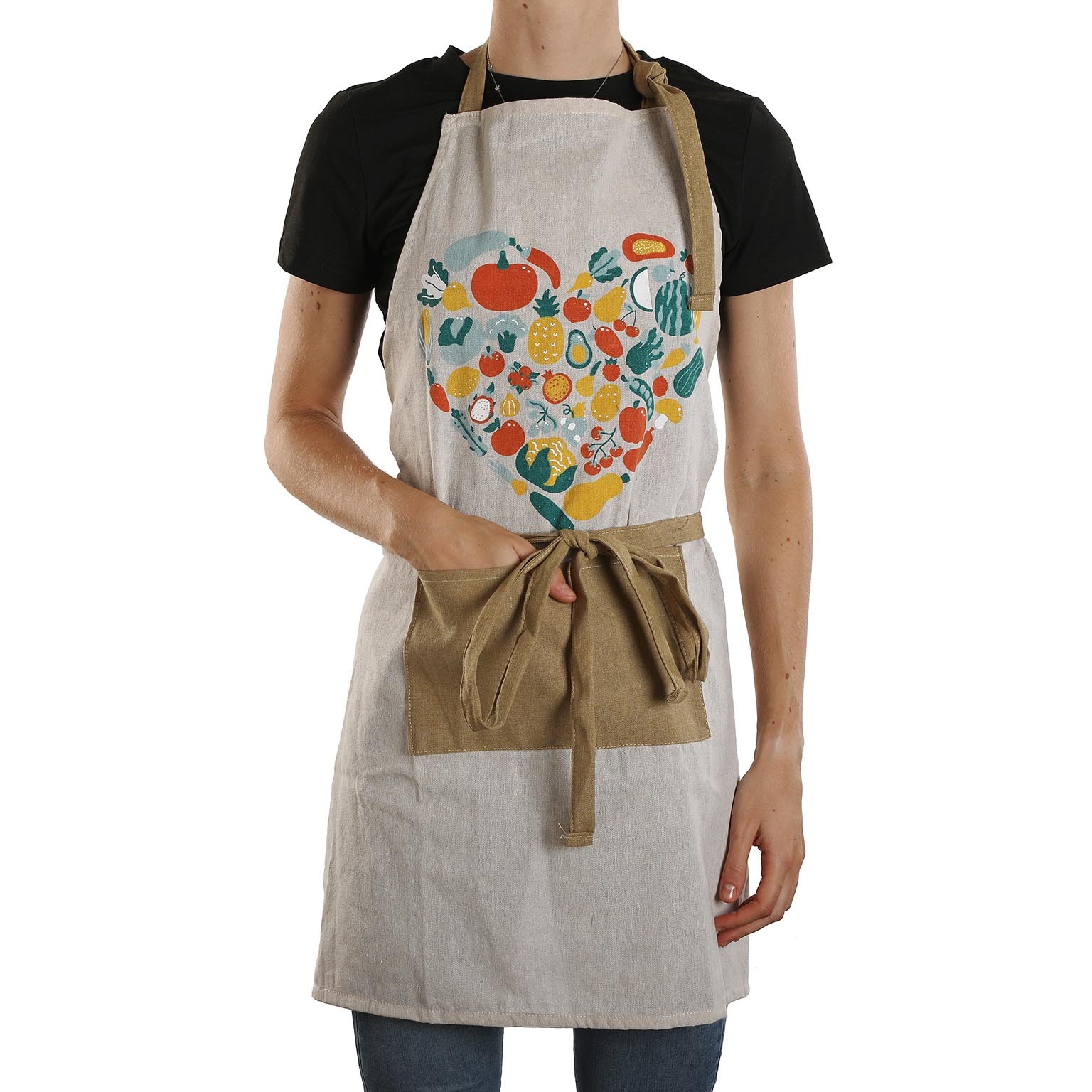 Avental de cozinha bege com estampado colorido de frutas e legumes em forma de coração.